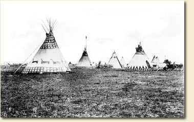 De nombreux tipis pieds-noirs sont peints avec des motifs spéciaux qui apparaissent aux gens dans des rêves. Ces motifs aident la famille à mener une bonne vie. Archives du musée Glenbow NA-919-37