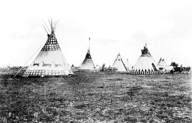 Many Blackfoot tipis were painted with special designs that came to people in dreams. These designs helped the family have a good life. Glenbow Archives NA-919-37.