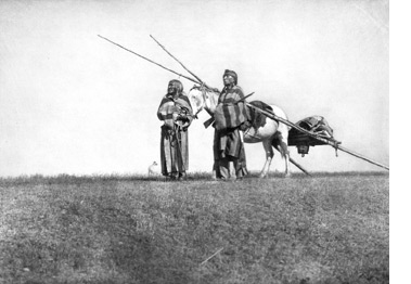 Les Pieds-Noirs déplacent leurs objets personnels sur un travois. Celui-ci est tiré par un cheval, mais les petits travois sont traînés par des chiens. Photographie, Edward Curtis, Archives du musée Glenbow NA-1700-156